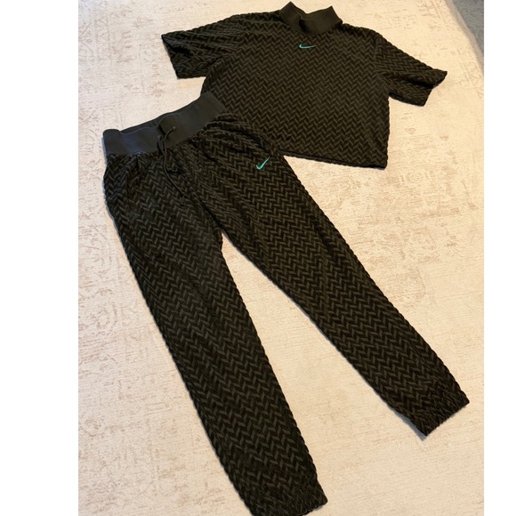 Nike Other - Nike Womens Textured Chevron Crop Top and Jogger Pants Set Olive Green Small